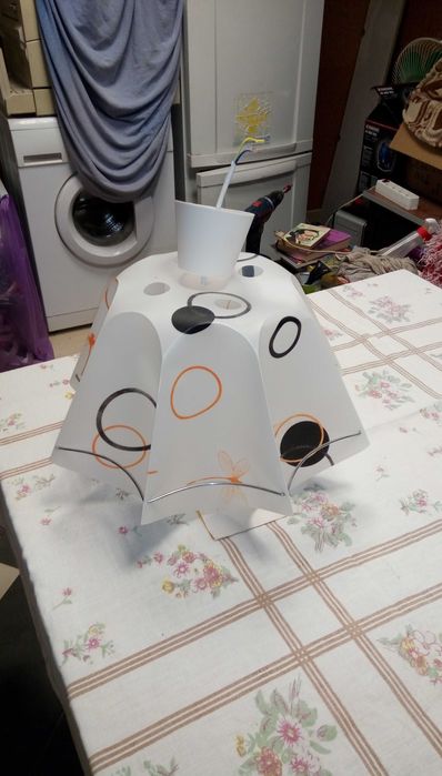 Полилей , осветително тяло с абажур  пластмаса и метал , лампа