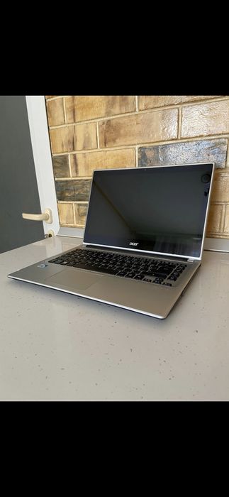 Vând laptop Acer cu touchscreen