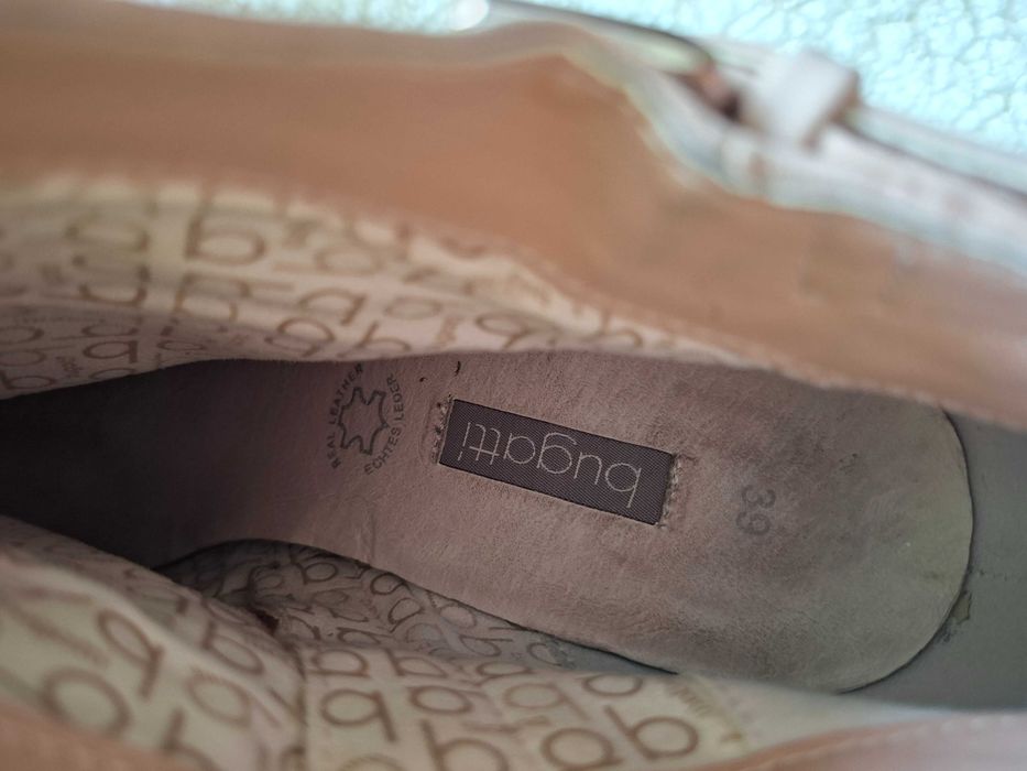 Bugatti боти на ток