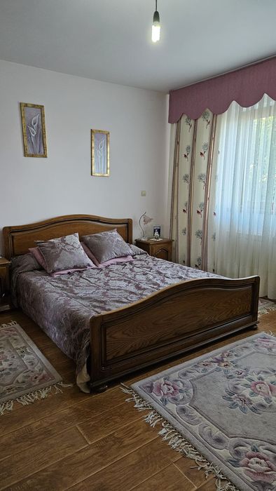 Dormitor complet stejar rustic – Pat cu saltea 160x200, șifonier, comodă, noptiere