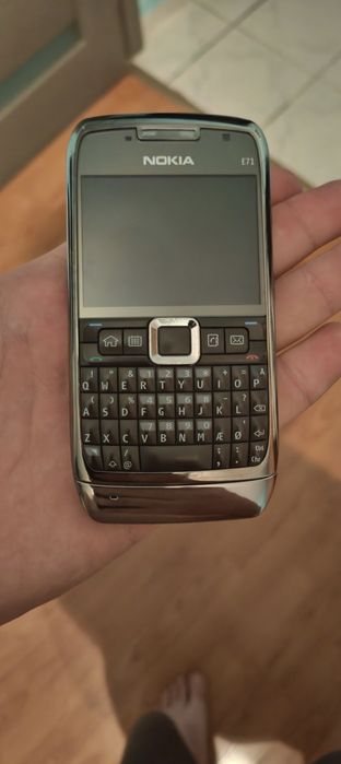Blackberry 9720. Și nokia e 71