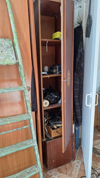 Отдам даром стол, шкаф пенал