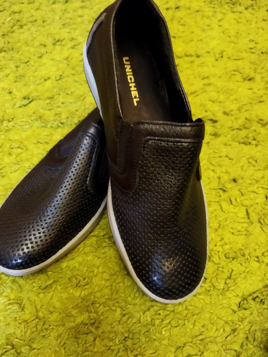 Продам красивые детские ботинки