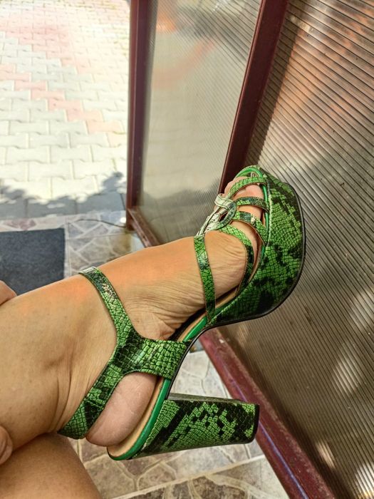 Vând sandale dama piele naturala,model deosebit, mărimea 39.