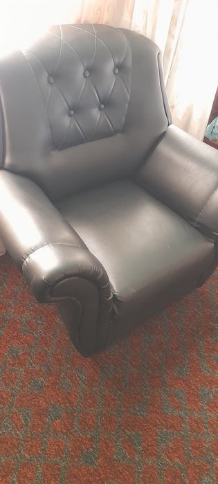 Kreslo divan yahshi xolatda