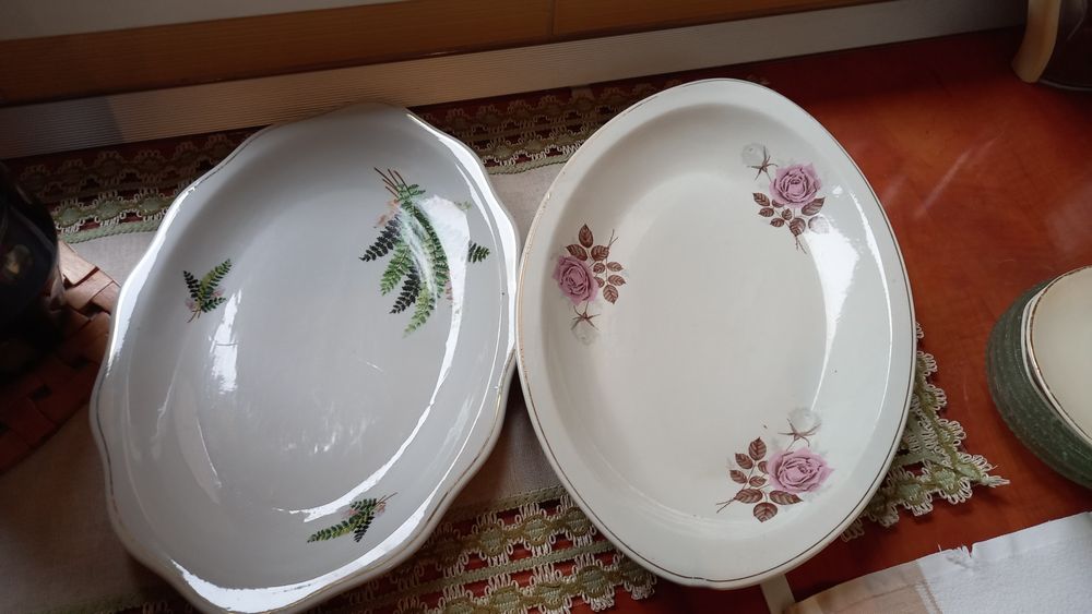 Vand 2 platouri superbe porțelan, ovale,cu model,mărimi mari