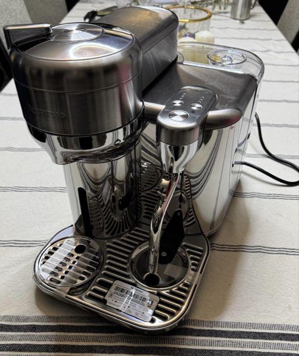 Vand Espressor Vertuo Creatista +100 capsule de cafea;