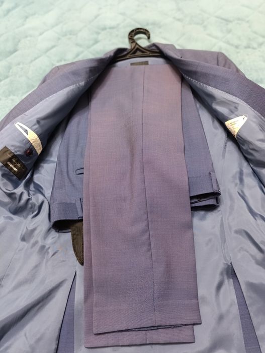 Продам костюмы с брюками