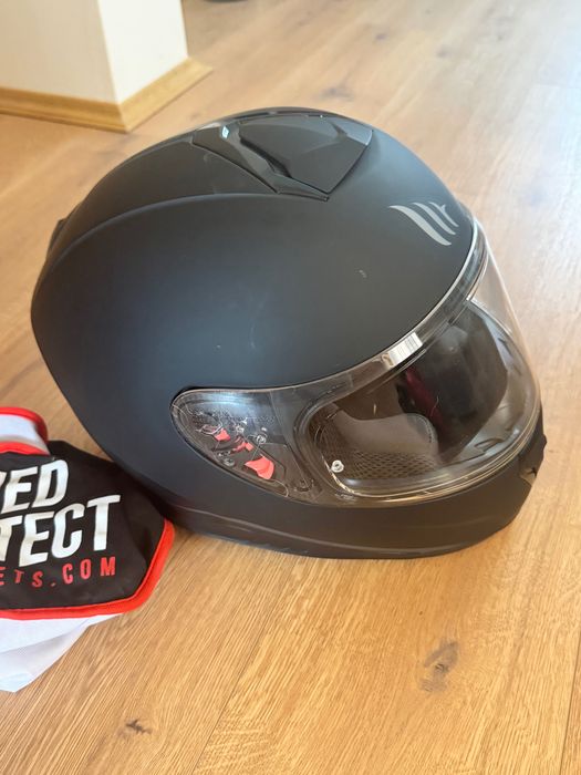 Продавам каска MT Helmets MT-FF102, full-face, матово черна.