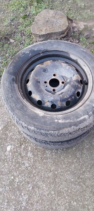 Vând  2 Cauciucuri cu Genți de Dacia logan