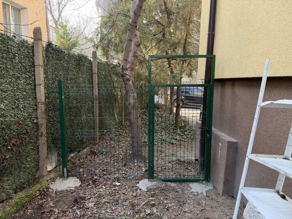 Изграждане на Огради с Метално Пано