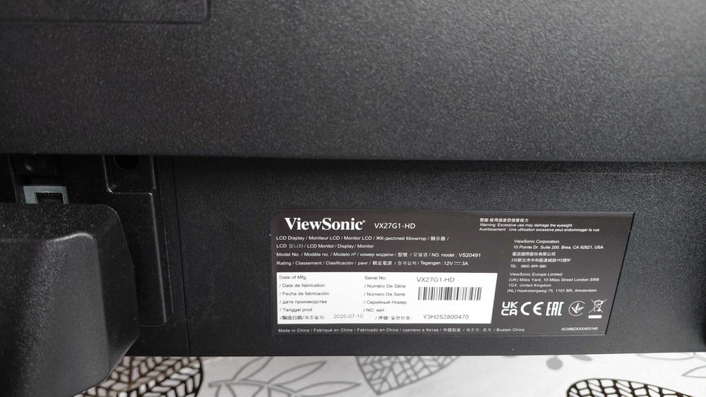 Геймърски компютър с монитор