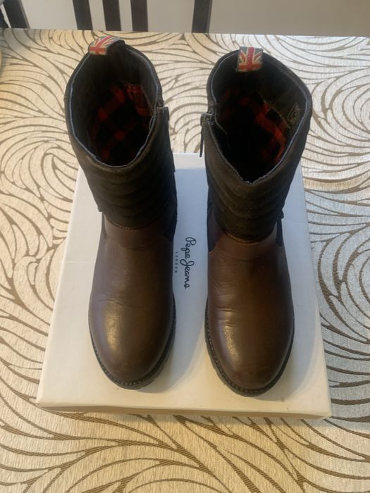 Ghetute iarna din piele Pepe Jeans London purtate de 2/3 ori marime 39