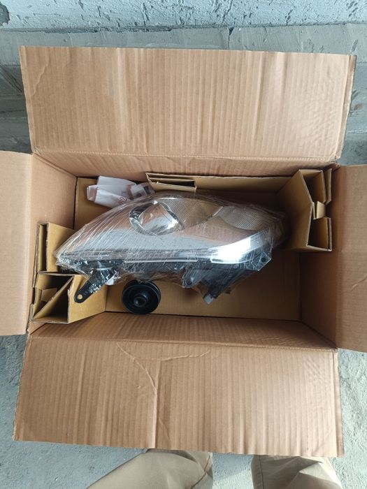 Фара для Тойота Авенсис