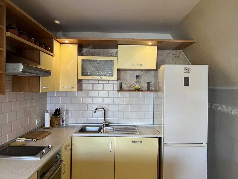 Дава се под наем Тристаен апартамент в Варна, Център - 98 кв.м за 847.62 € - Снимка #2