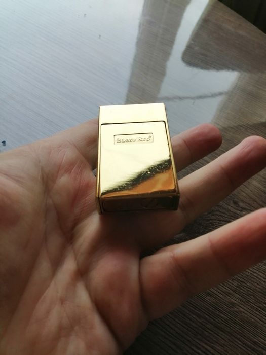 Бензиновая зажигалка.