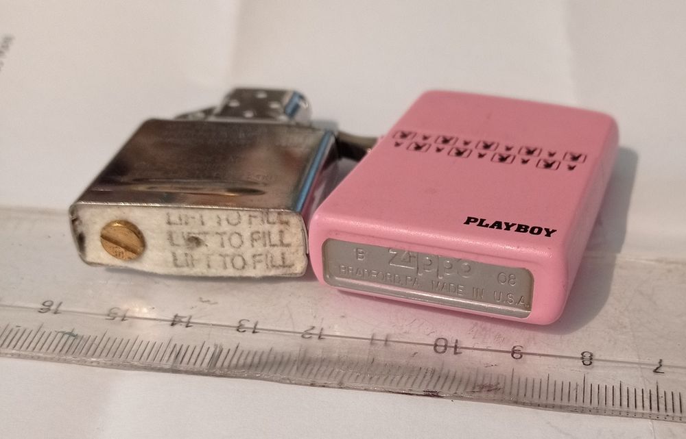 Vând sau schimb 2 brichete Zippo:Playboy 2008/Winston 2007,nefolosite.