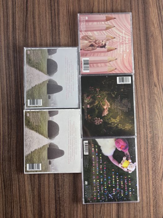 Дискове на Taylor Swift, Sabrina Carpenter, Ariana Grande и др.