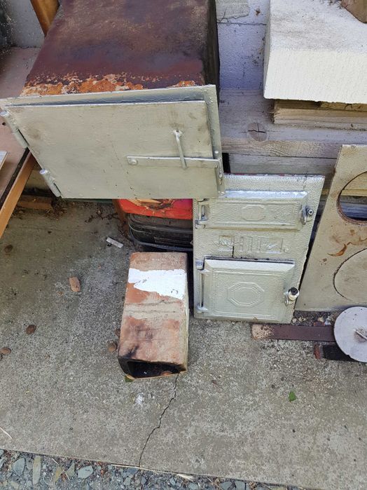 Vand usa de fonta pentru teracota 100 lei