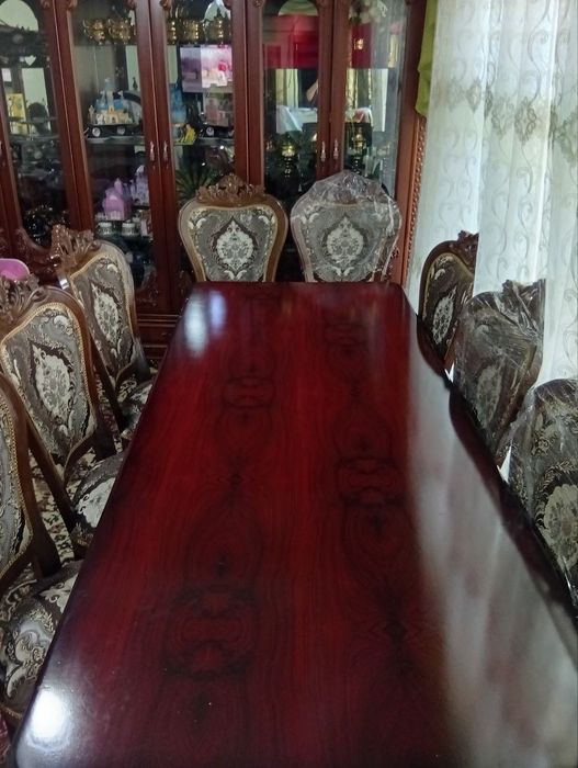 стол ва 8 та стул холати яхши