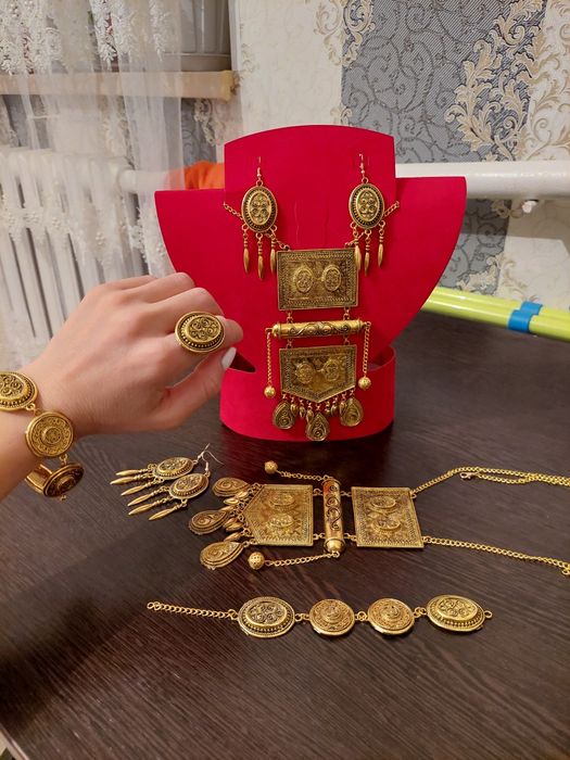 Қазақи Алқа, сырға қолда бар