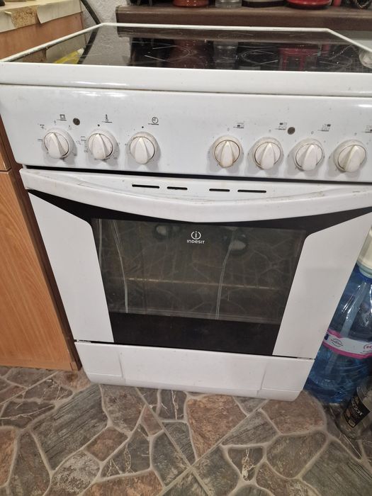 Фурна с керамични котлони Индезит