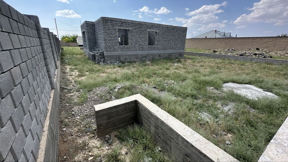 Продается не достроеный большой дом.