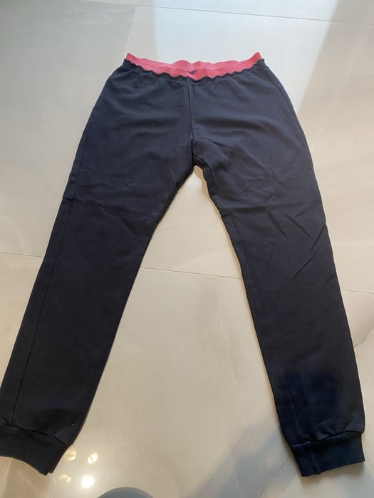 Pantaloni Tezenis de culoare neagra purtati de cateva ori