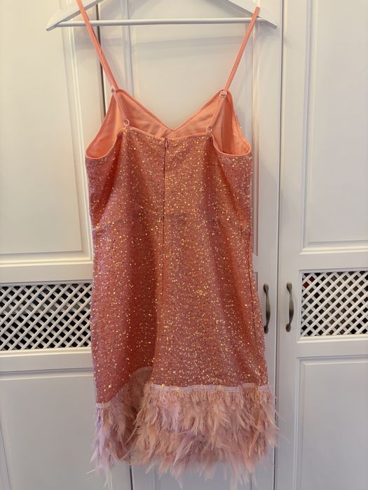 Модна дамска рокля топ модел с пера