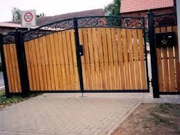 Construim la comanda dvs. garduri si porti din:
- panouri stil jaluzea