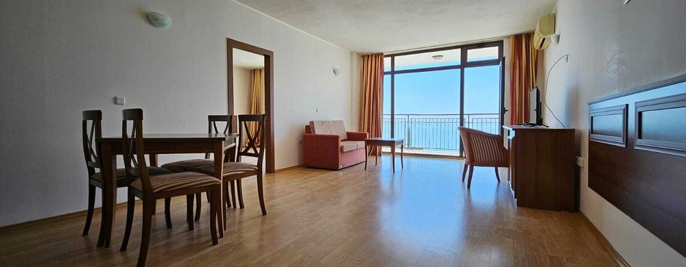 Просторен двустаен апартамент с морска панорама, Първа линия