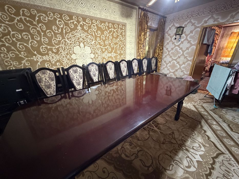Стол со стульями