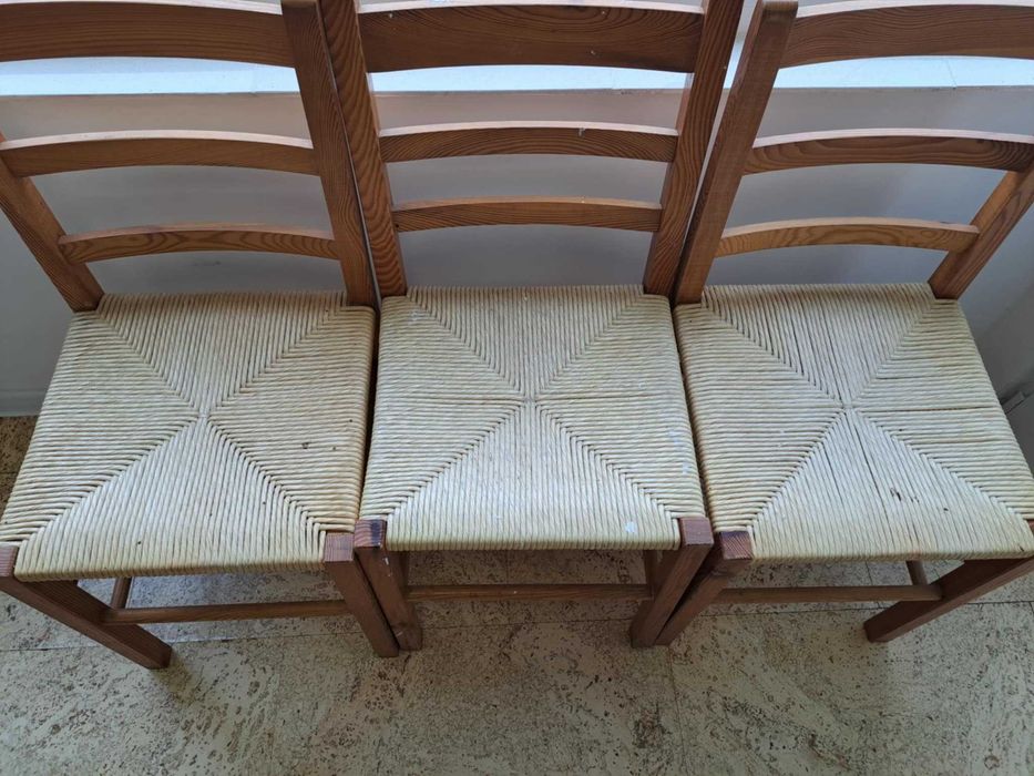 Дървени столове с ратанови седалки