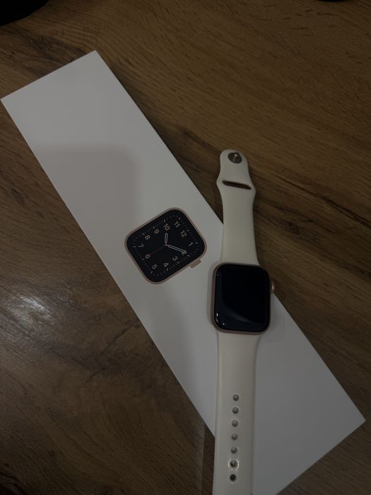 Продаю Apple Watch SE