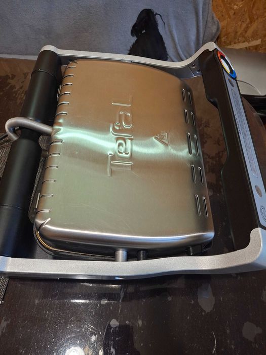 Продавам грил Tefal OptiGrill+ почти нов малко използван има степени на изпичане и ръчен режим цена 80 евро