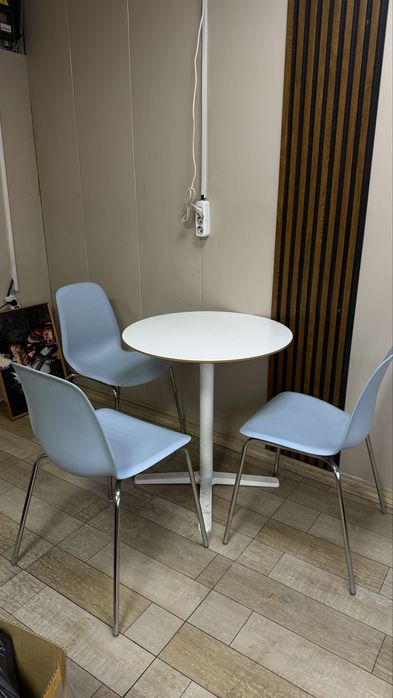 Продаётся новый стол с 3 стульями