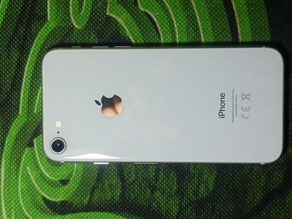 iPhone 8  64GB.  WHITE