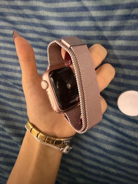 Apple Watch SE GPS, 40mm Gold Aluminium Case часовник apple watch