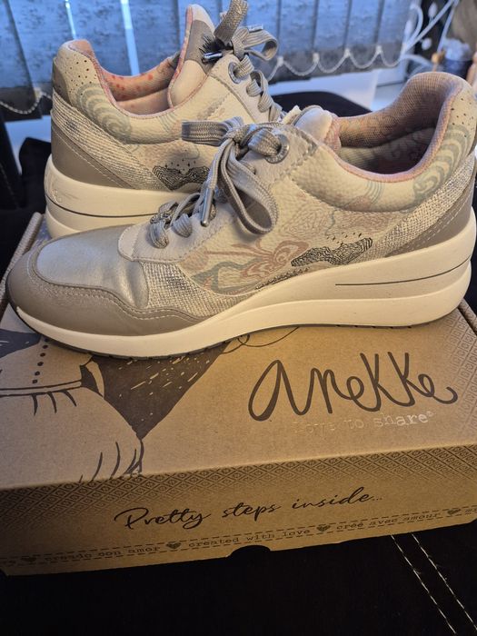 Продавам маратонки Anekke