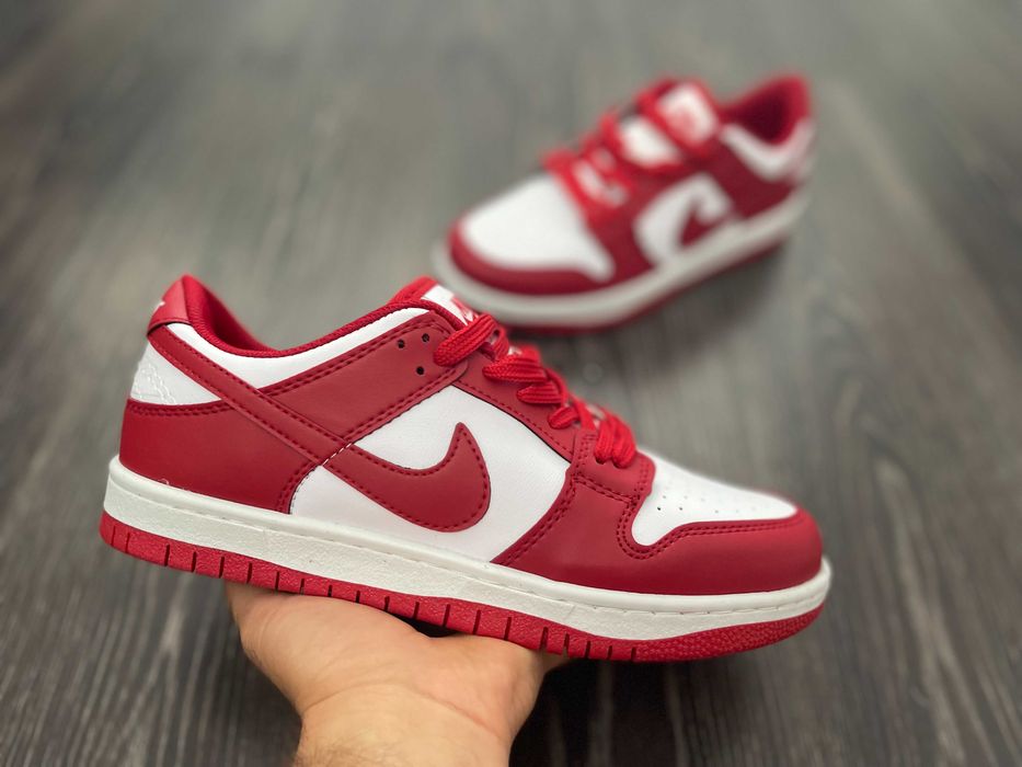 Adidasi NIKE Dunk Low University Red Produs NOU 2025