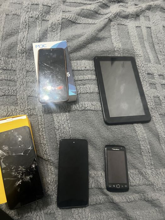 Продаются не рабочие телефоны плантшет только рабочий 2014 гда