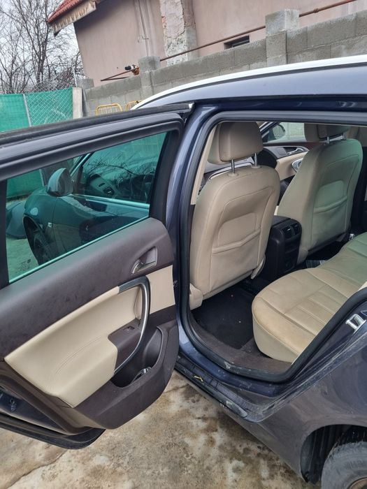 interior din piele de opel insignia combi în stare bună  an 2011