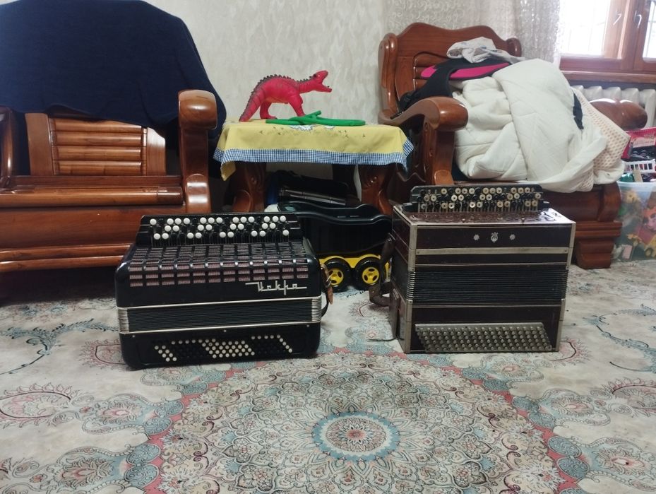 Баян цельнопланочный ручной работы.