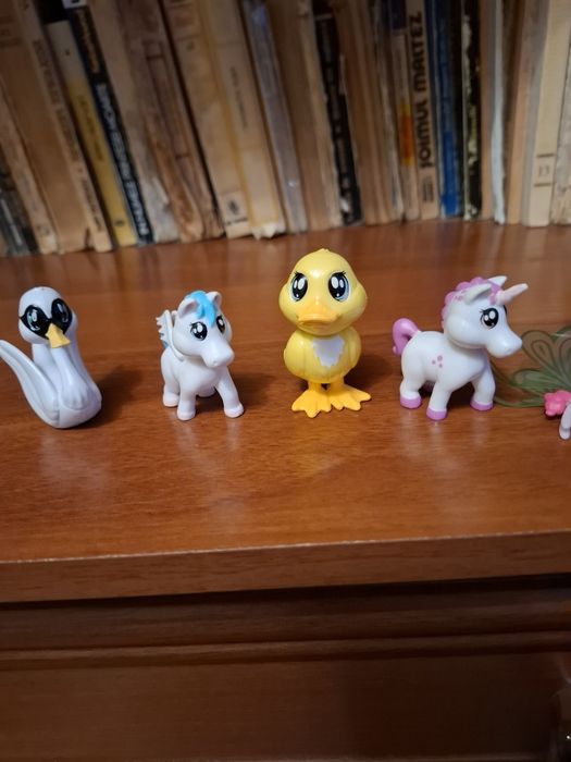 Vând figurine pokemon