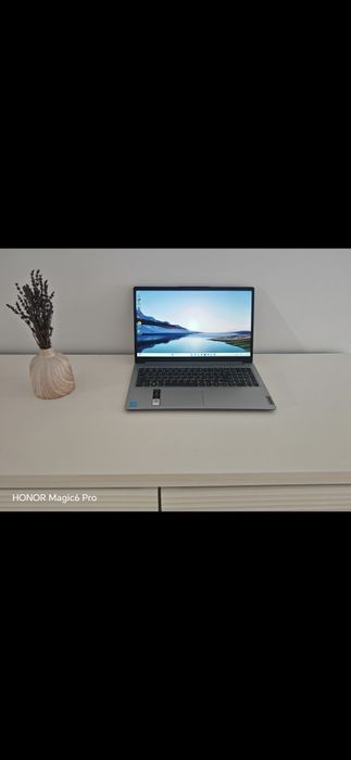 Laptop Lenovo ideea pad 1i procesor intel 4GB ram 128GB spațiu stocare