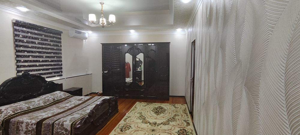 Гулистон шахрида ховли хамма мебель ва техникаси билан сотилади