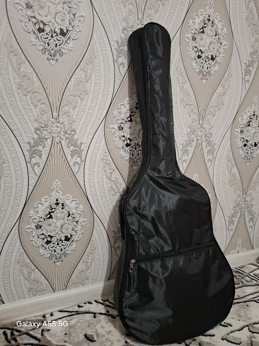 Продаю гитару срочно. В комплект рюкзак аксессуары