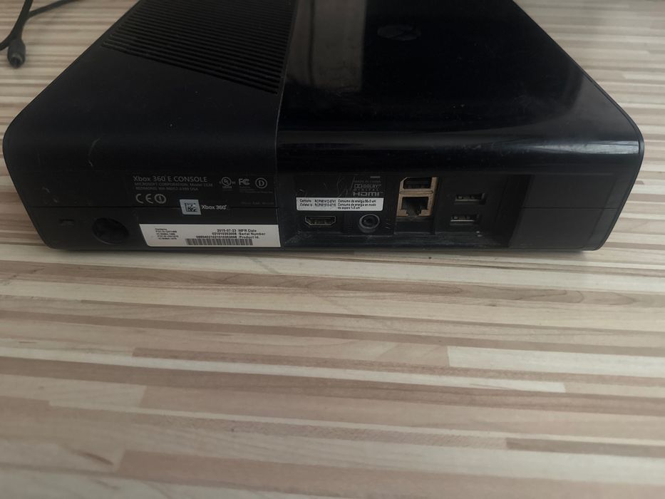 Xbox 360 + 2 джойстика + 4 игри – Готов за игра!