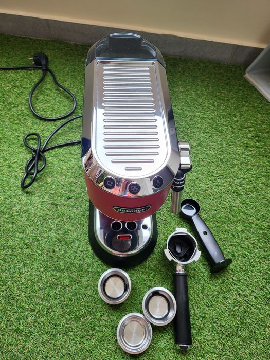 Кафемашина с ръкохватка Делонги DeLonghi Dedica EC685W Черна Червена