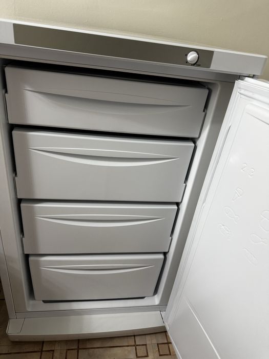 Продам морозильную камеру Indesit.